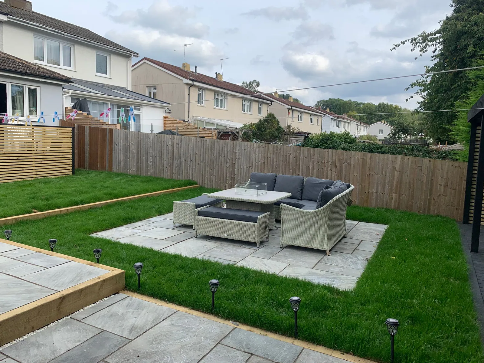 Outdoor Living Garden with Pergola – photo 3