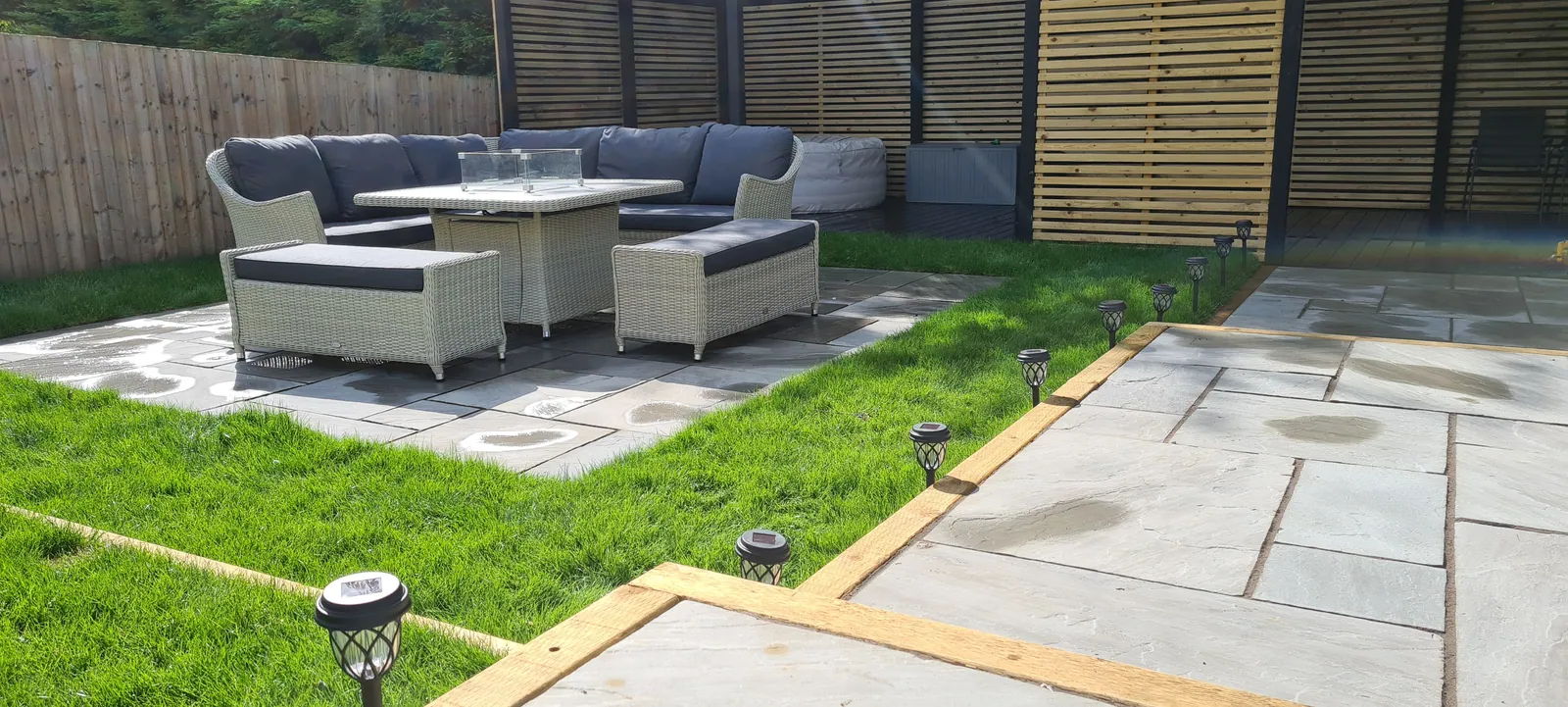 Outdoor Living Garden with Pergola – photo 6