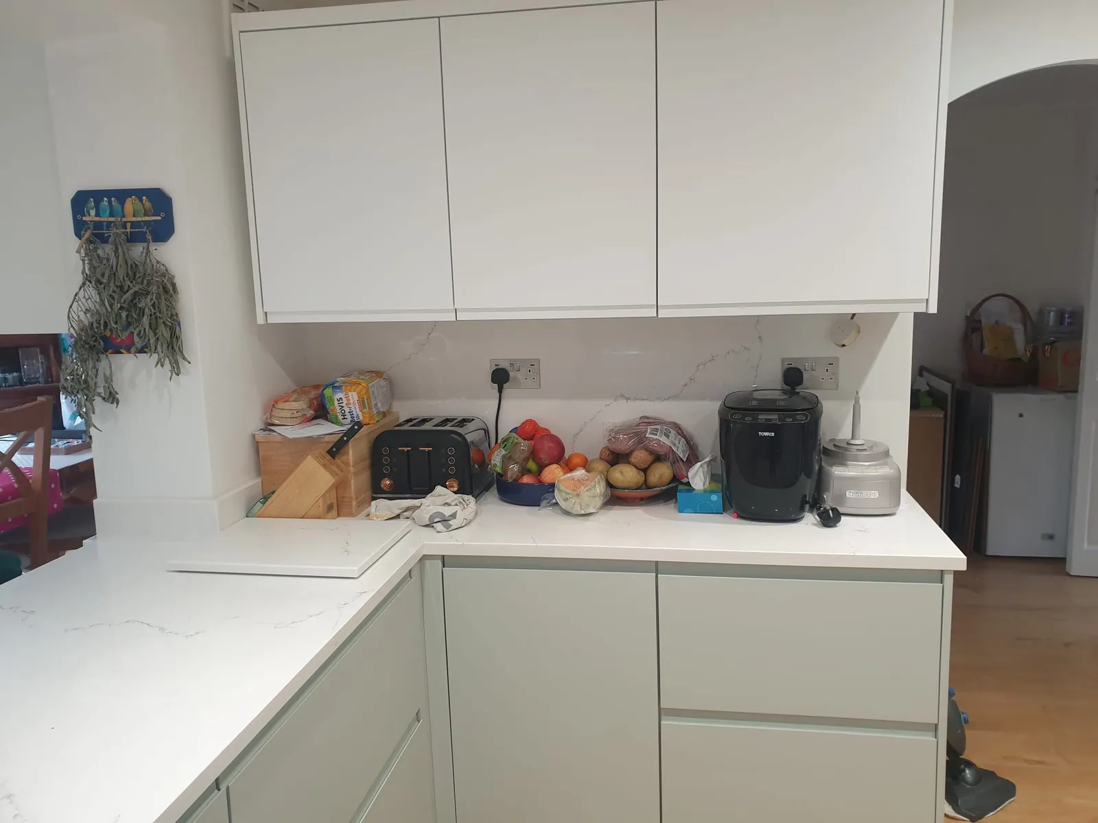 Handleless White Kitchen – Bath