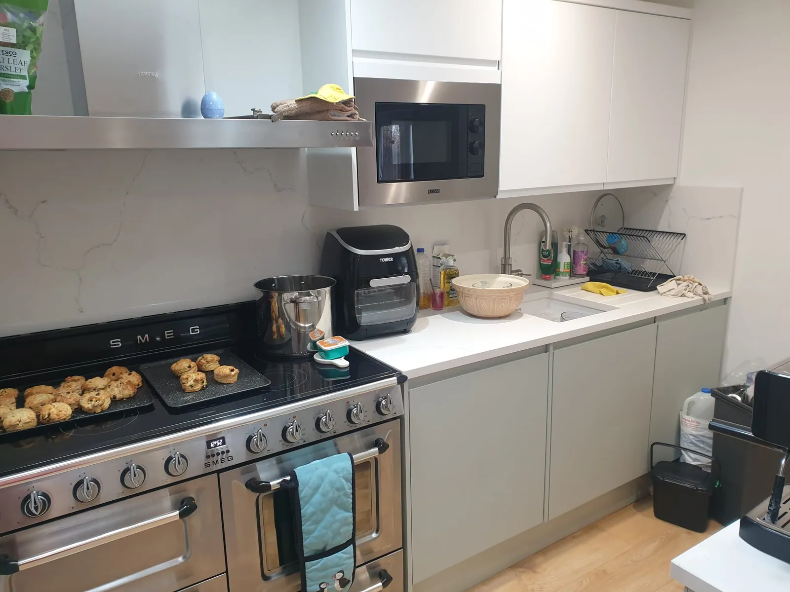 Handleless White Kitchen – photo 2