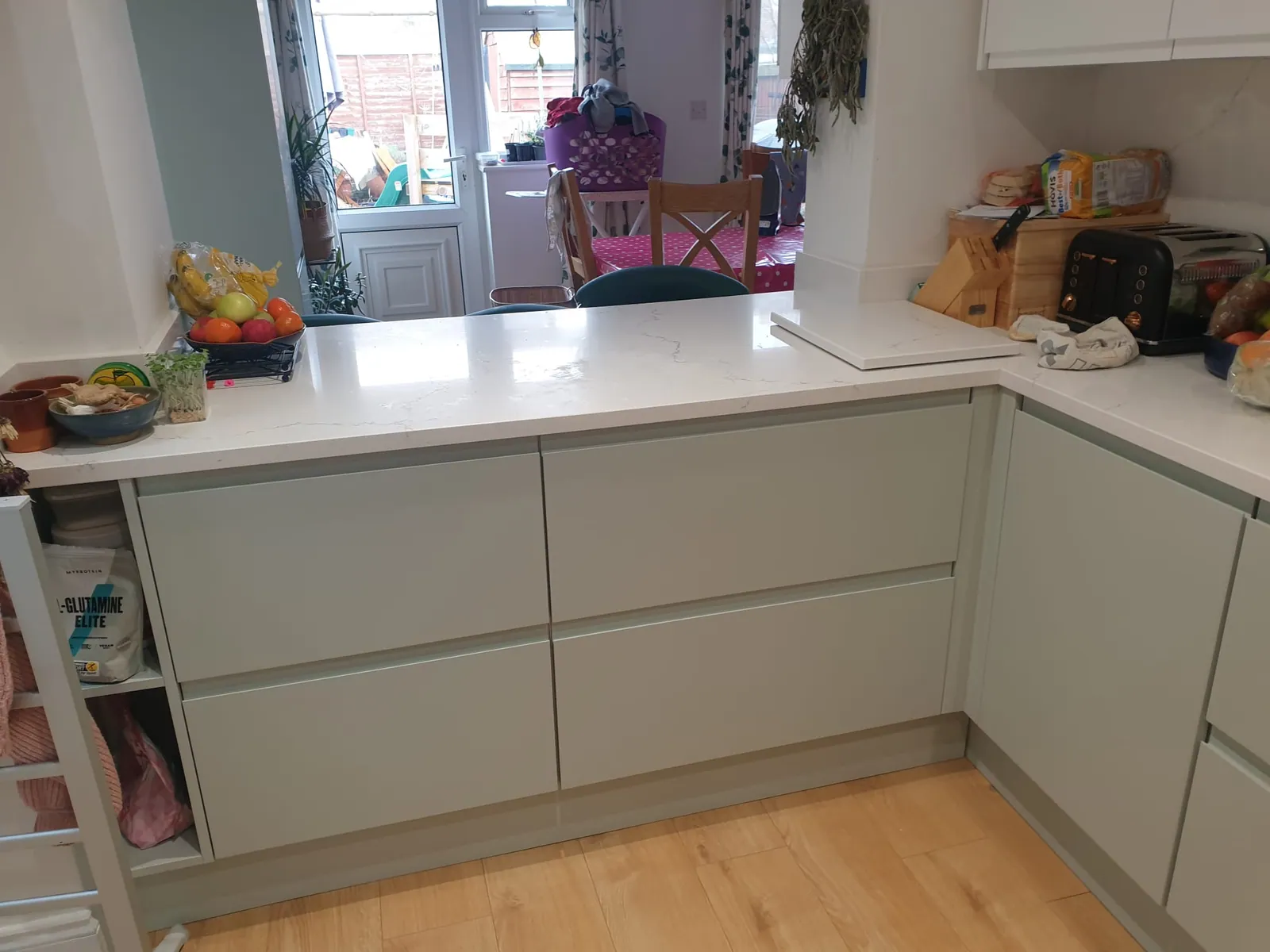 Handleless White Kitchen – photo 3